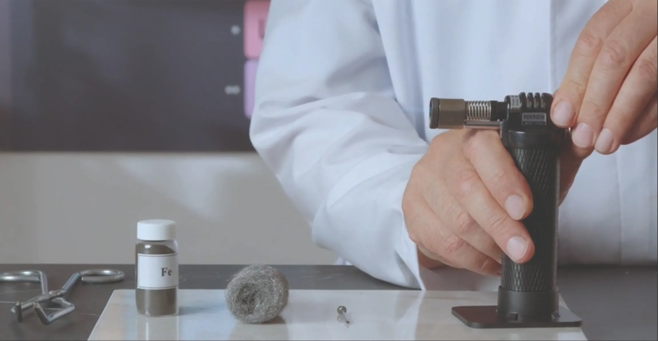 DENTRO IL LABORATORIO