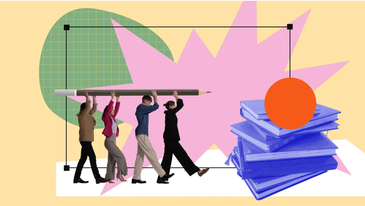 Docenti che collaborano portando una grande matita, simbolo dell’impegno educativo condiviso, con libri scolastici sullo sfondo. Immagine ispirata alle nuove Indicazioni Nazionali 2025 per la scuola secondaria di primo grado.