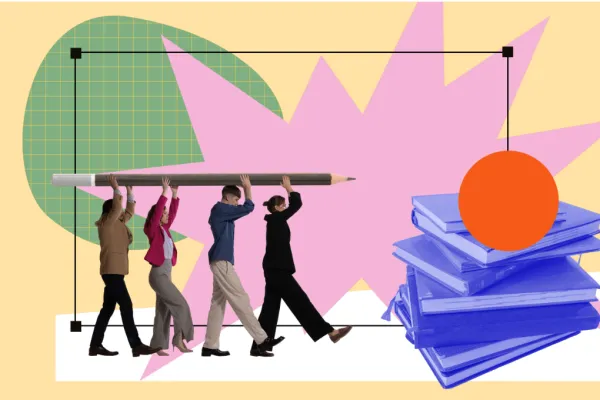 Docenti che collaborano portando una grande matita, simbolo dell’impegno educativo condiviso, con libri scolastici sullo sfondo. Immagine ispirata alle nuove Indicazioni Nazionali 2025 per la scuola secondaria di primo grado.